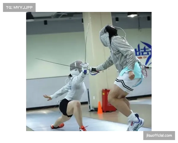 赛场花絮：比赛因球迷向场内投掷网球中断，裁判与双方队长沟通